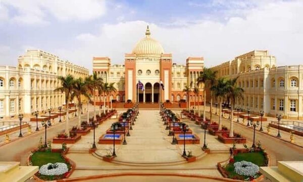 الدراسات العليا الجامعة البريطانية في مصر